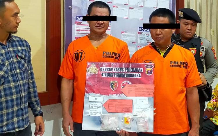 Dua tersangka tindak pidana nakotika jenis sabu AB dan K saat memperlihatkan barang bukti, Kamis, 23 November 2023. (FOTO: IST)