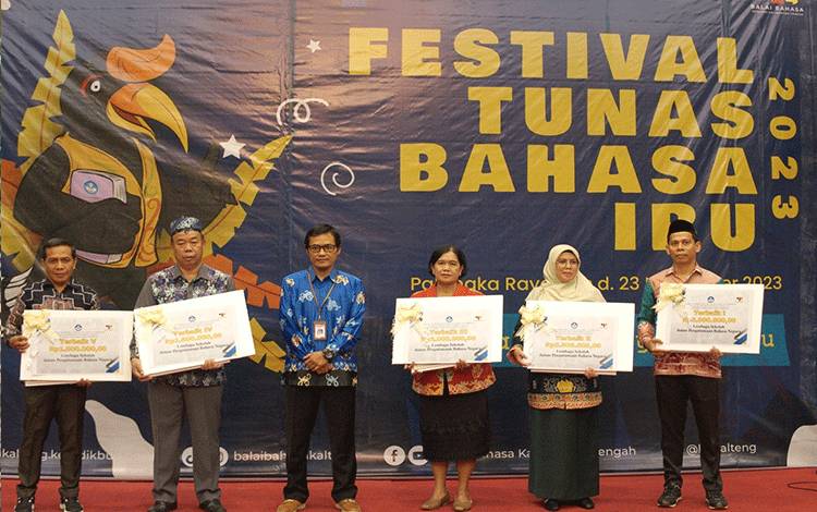 Terbaik I-V Lembaga Sekolah dalam Pengutamaan Bahasa Negara, diserahkan pada Penutupan FTBI tingkat Provinsi Kalteng pada Kamis, 23 November 2023.(FOTO: TESTI PRISCILLA)