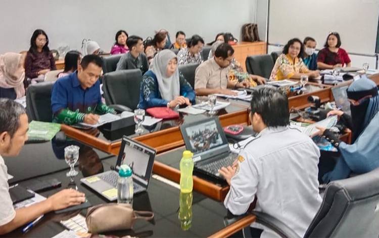 Tim penyusun RPPEG Palangka Raya saat validasi di KLHK. (FOTO: HUMAS)