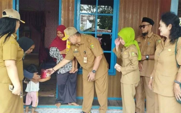Kepala Dispursip Palangka Raya Beri Bantuan Makanan Bergizi