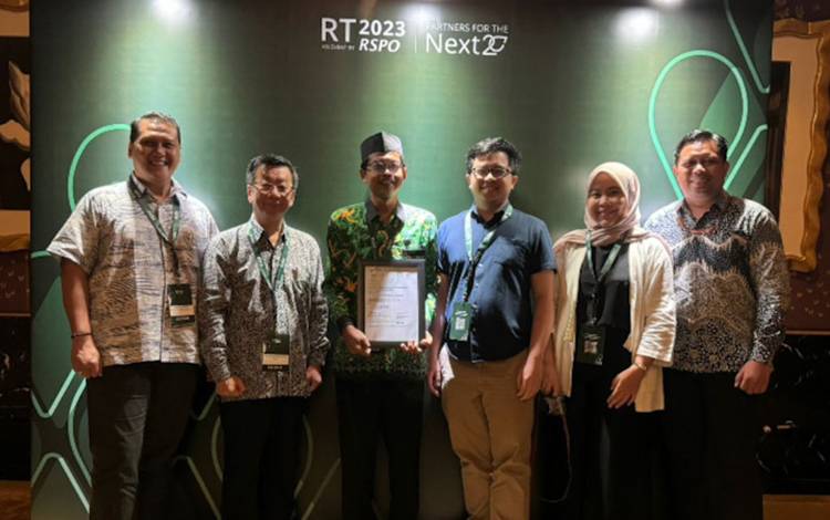 Pekebun Swadaya Binaan PT SSMS Tbk dan Ecogreen Terima Sertifikat RSPO