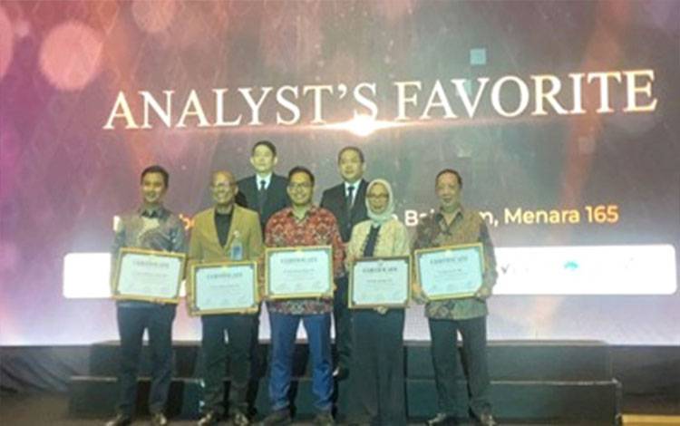 Corporate Communication SSMS, Andre Taufan Pratama setelah menerima CSA Award pada Kamis, 23 November 2023.(FOTO: Dokumentasi Andre untuk Borneonews)