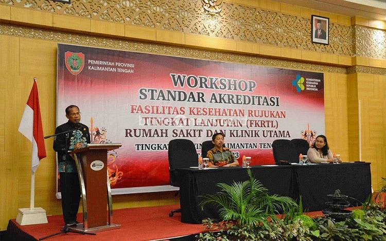 Kadinkes Kalteng Suyuti Syamsul saat memberikan arahan sekaligus membuka kegiatan workshop akreditasi fasilitas kesehatan. (FOTO: GRY)