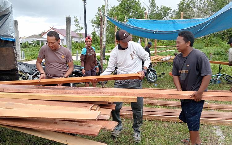 Kapolsubsektor Jekan Raya Apresiasi Warga Katimpun Gotong Royong Bangun Pos Kamling