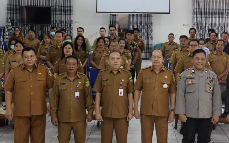 Kepala Dinas Kesehatan Kabupaten Gunung Mas Arnold (tengah) bersama dengan Asisten I dan lainnya. (FOTO: IST)