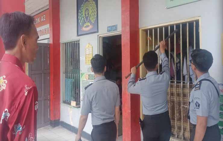 Petugas Rutan Kapuas Cek Teralis Kamar Hunian, Deteksi Dini Gangguan Kamtib