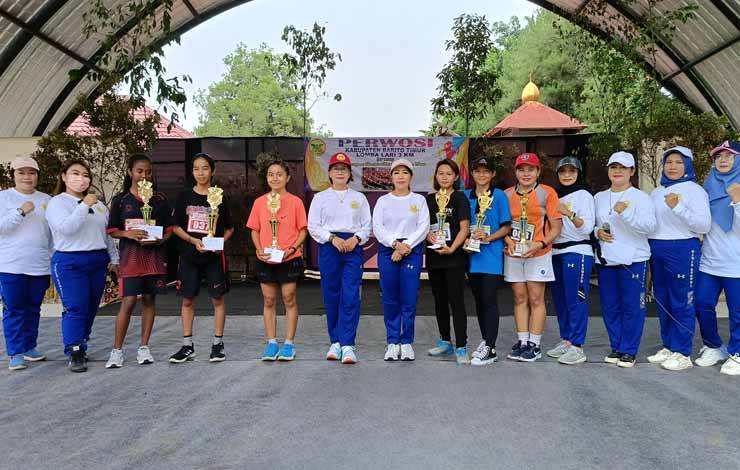 Para pemenang lomba lari Perwosi Barito Timur berfoto bersama usai menerima piala dan uang pembinaan, Sabtu, 25 November 2023. (FOTO: BOLE MALO)