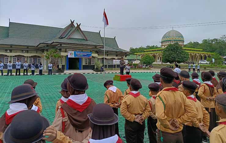 Upacara peringatan Hari Guru Nasional di halaman Kantor Kemenag Barito Timur, Sabtu, 25 November 2023. (FOTO: BOLE MALO)