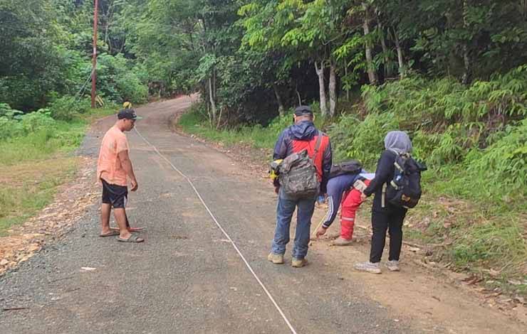 Petugas dari Dinas PUPR Perkim Barito Timur saat memeriksa kemajuan pekerjaan jalan Pangkan-Gandrung beberapa waktu lalu. (FOTO: IST)