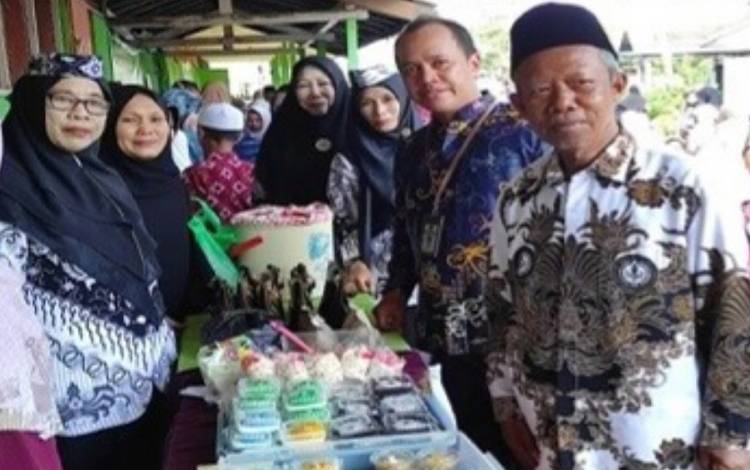 Usung Tema Kearifan Lokal, Ini Aksi Market Day Siswa MIN 1 Kapuas Program P5 PPRA