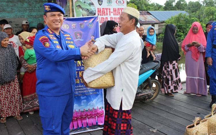 Polraiud Polda Kalteng Lakukan Bakti Sosial untuk Masyarakat Pesisir