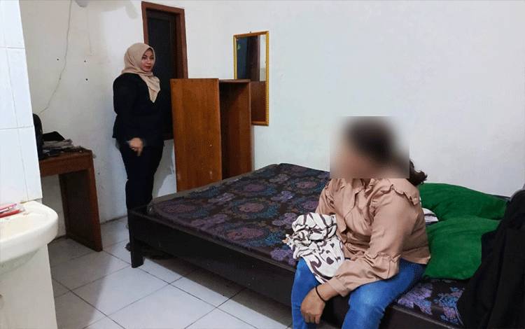 Wakil Bupati Kotawaringin Timur Irawati saat memimpin razia penyakit masyarakat di sejumlah penginapan di Kecamatan Mentawa Baru Ketapang, Sabtu, 25 November 2023. (FOTO: IST)