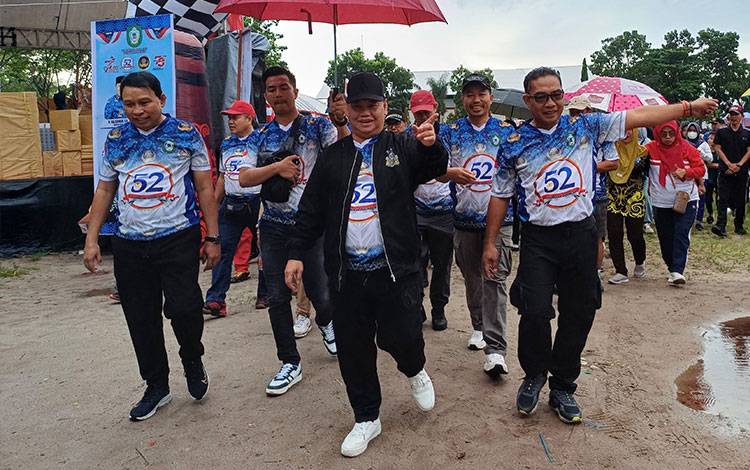 Bupati Kotawaringin Timur Halikinnor mengikuti jalan sehat memperingati HUT Korpri ke-52 di Stadion 29 Nopember, Sampit, Minggu, 26 November 2023. (FOTO: DEWIP)