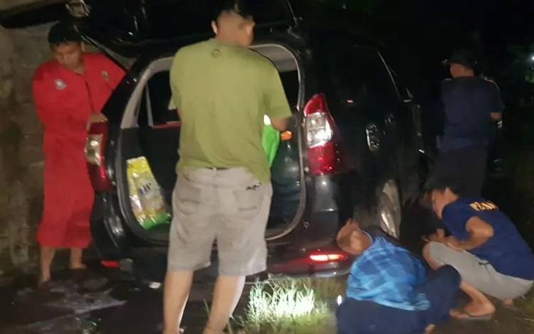 Tim Penyelamatan DPKP Palangka Raya Bantu Evakuasi Ban Mobil Terperosok