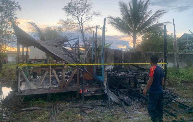 Bangunan Pondok Milik Warnadi Hangus Terbakar di Jalan Tingang