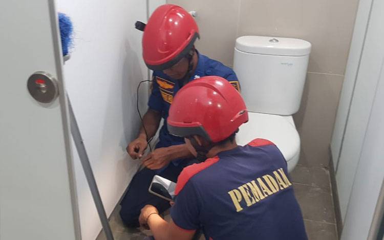 Kunci Motor Mahasiswi Palangka Raya Jatuh ke Saluran Pembuangan Air Toilet