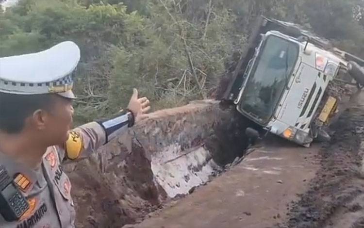 Akses Jalan Kasongan-Sampit Kembali Tersendat Akibat Truk Muatan Sawit Terbalik