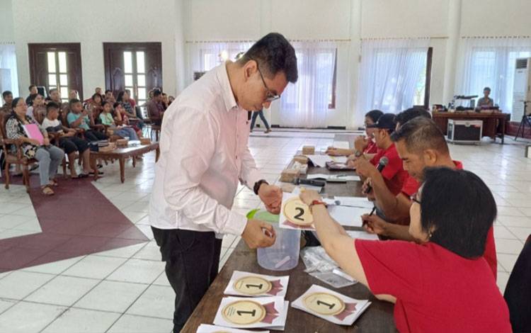 Peserta Pesparawi Palangka Raya mengambil nomor undian. (FOTO: ERIK/MC)