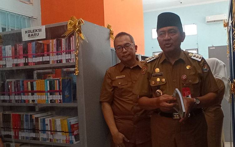 Pj Bupati Kobar Launching 366 Eksemplar Buku Baru Koleksi Dispursip Kobar
