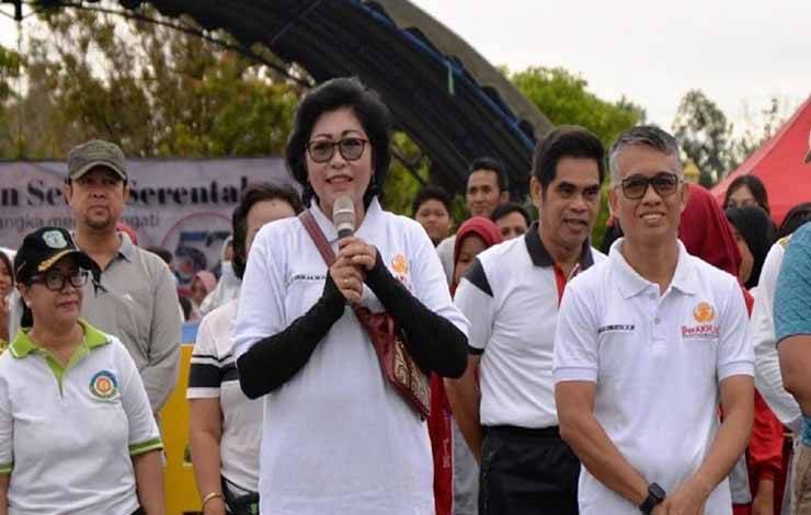 Penjabat Bupati Lamandau Lilis Suriani berikan sambutan pada acara jalan sehat, ia minta peserta pemilu menghindari kampanye hitam. (FOTO : HENDI NURFALAH)
