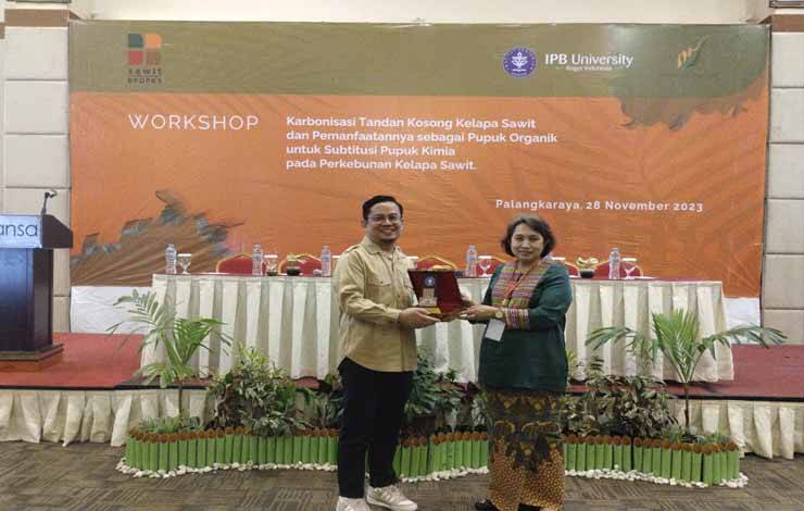 IPB University Sosialisasikan Tankos Kepala Sawit jadi Pupuk Organik Substitusi