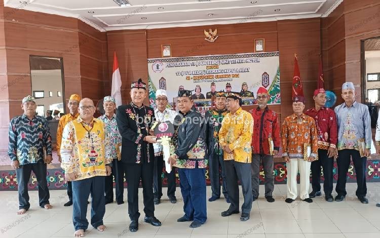 Ketua Umum DAD Gunung Mas Serahkan Motor kepada 12 Damang