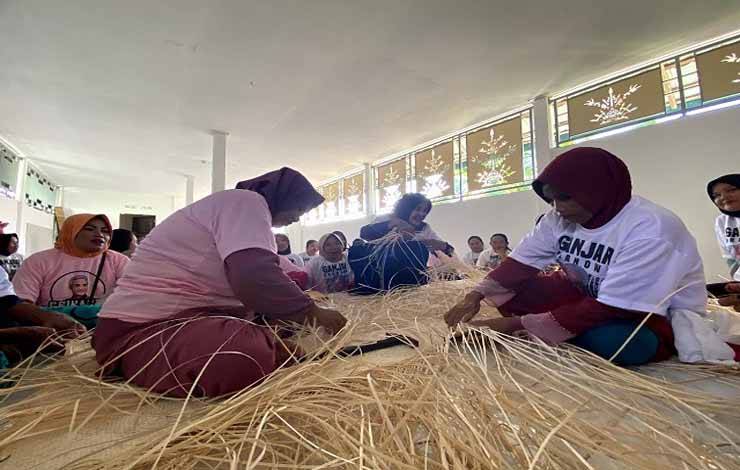 Srikandi Ganjar Beri Pelatihan Menganyam untuk Mak-Mak di Kapuas