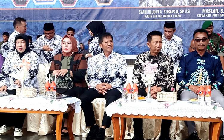 Pj Bupati Barito Utara, Drs Muhlis bersama H Nadalsyah dan Sugianto Panala Putra mantan Bupati periode 2018-2023 saat menghadiri HUT PGRI yang ke-76 dan HGN tahun 2023 di arena Tiara Batara Muara Teweh, Selasa 28 November 2023. (FOTO: DHANI)