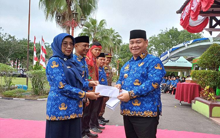 Penampilan Defile OPD Meriahkan Upacara Peringatan HUT Ke-52 Korpri di Kotim, Peserta Terpilih Mendapat Bonus dari Bupati
