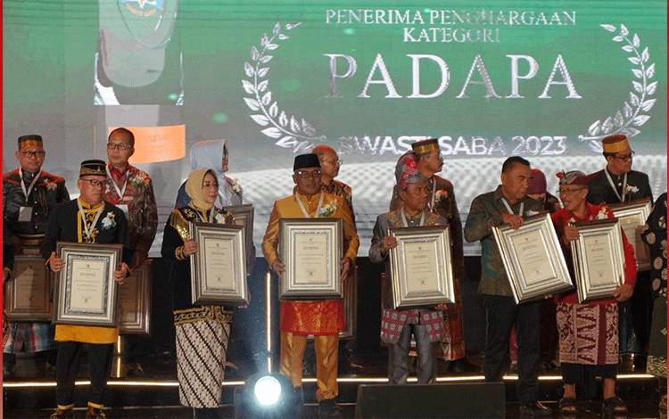 Staf Ahli Pemkab Kobar Suyanto saat foto bersama jajaran, usai menerima Piagam penghargaan Swasti Saba Padapa Tahun 2023. (FOTO : ISTIMEWA)