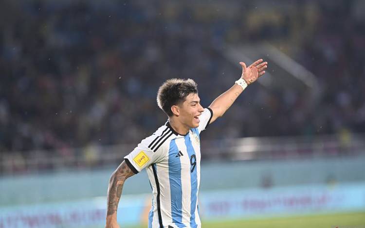 Pesepak bola Timnas Argentina Agustin Ruberto berselebrasi setelah mencetak gol ke gawang Timnas Jerman pada pertandingan semifinal Piala Dunia U-17 2023 di Stadion Manahan, Solo, Jawa Tengah, Selasa (28/11/2023). ANTARA FOTO/Mohammad Ayudha/nym.