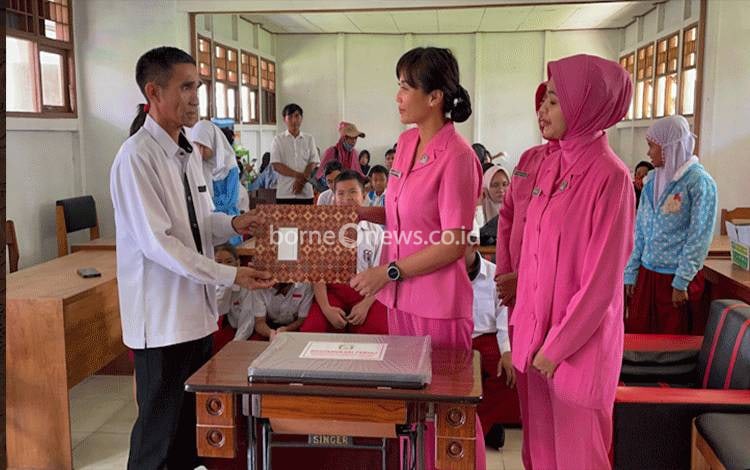 Peduli terhadap Pendidikan SDLB, Bhayangkari Cabang Kapuas Berikan Bantuan Sosial