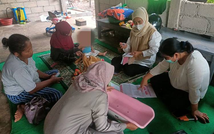 Lurah Kalampangan Kunjungi Anak Beresiko Stunting