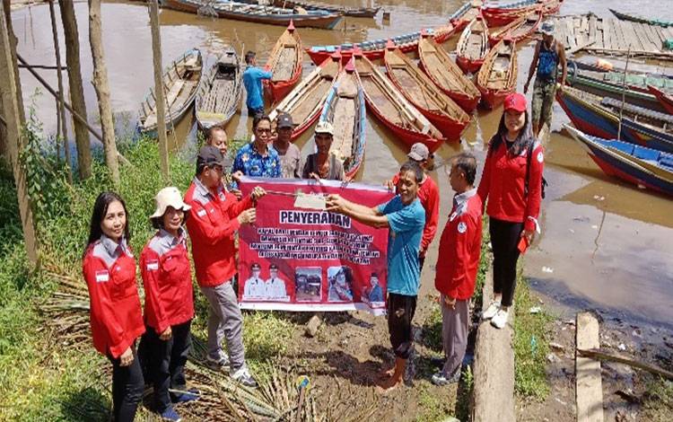 Penyerahan bantuan 13 unit perahu bermesin kepada nelayan Kelurahan Pendang Kecamatan Dusun Utara Kabupaten Barsel.(FOTO: Dokumentasi Protokol dan Komunikasi Provinsi Kalteng)