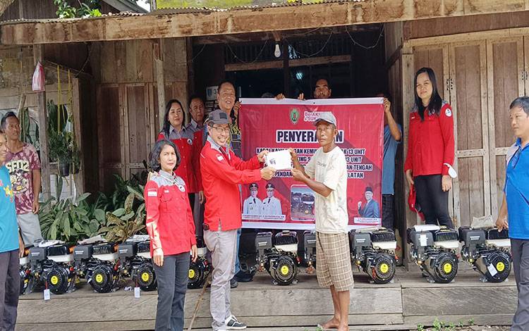 Pemprov Kalteng Serahkan 13 Unit Perahu Bermesin untuk Nelayan Pendang