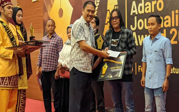 Dua Wartawan Borneonews Raih Juara di Ajang Adaro Journalism Award 2023