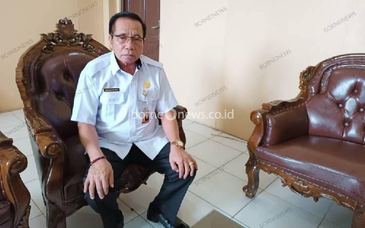 Ketua DPRD Gunung Mas Sambut Baik Pembagian Tempat Sampah oleh FKGMS