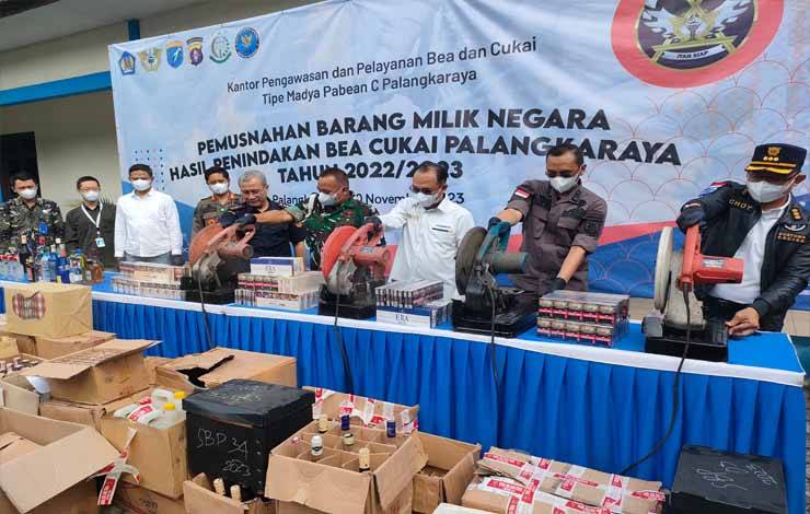 Bea Cukai Palangka Raya Musnahkan Ribuan Rokok dan Minuman Ilegal Senilai Ratusan Juta