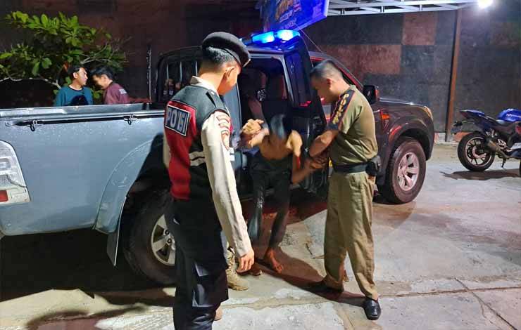 Satpol PP dan Damkar Kapuas Amankan ODGJ Ngamuk
