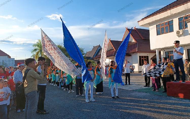 Bupati Gunung Mas Lepas Peserta Parade Natal Gabungan Tahun 2023