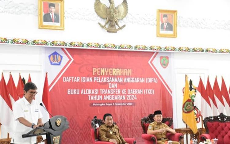 Kepala Kantor Wilayah Ditjen Perbendaharaan (DJPb) Perwakilan Kalteng, Hari Utomo saat kegiatan penyerahan DIPA dan TKD di Istana Isen Mulang, Jumat, 1 Desember 2023. (FOTO: SETDA KALTENG)