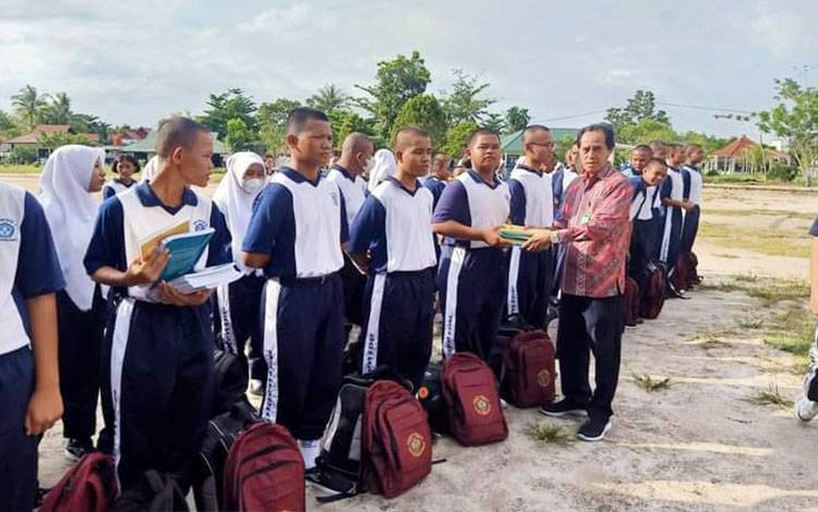 134 Siswa SMAN 5 Palangka Raya Terima Bantuan Sosial Pendidikan