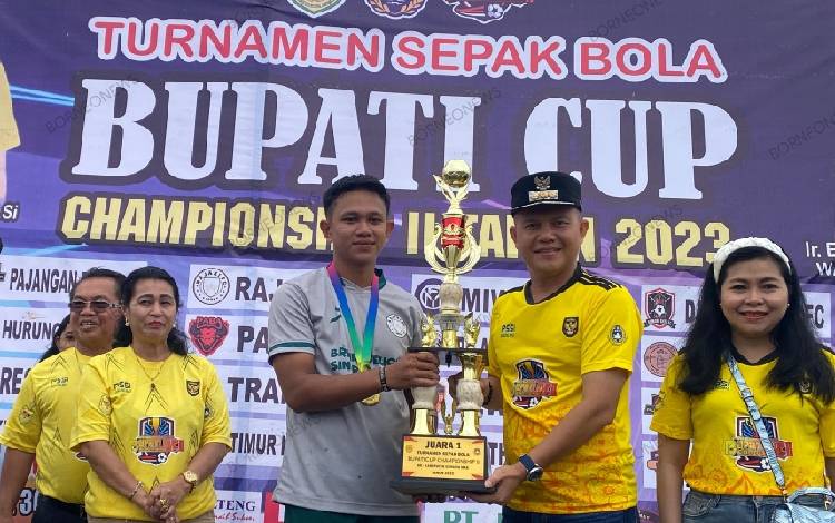 Bupati Gunung Mas Serahkan Piala kepada Pemenang Turnamen Bola Bupati Cup II
