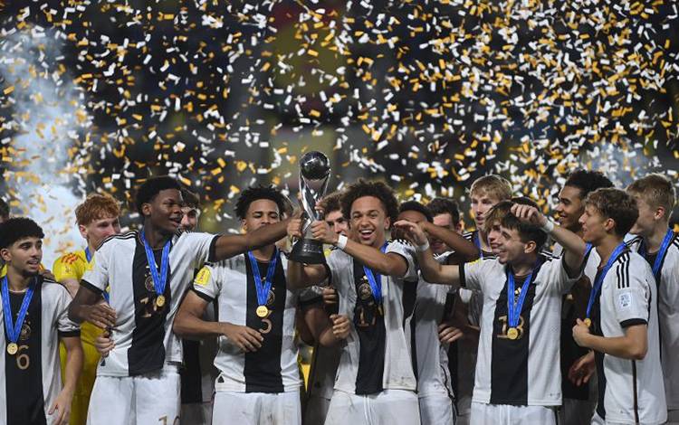 Pesepak bola Timnas Jerman mengangkat trofi juara Piala Dunia U-17 2023 usai mengalahkan Timnas Prancis pada laga final di Stadion Manahan, Solo, Jawa Tengah, Sabtu (2/12/2023). ANTARA FOTO/Akbar Nugroho Gumay/aww.