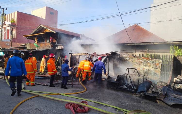 Petugas pemadam kebakaran saat memadamkan api di lokasi kebakaran Jalan Ir H Juanda, Kecamatan MB Ketapang. (FOTO: IST)