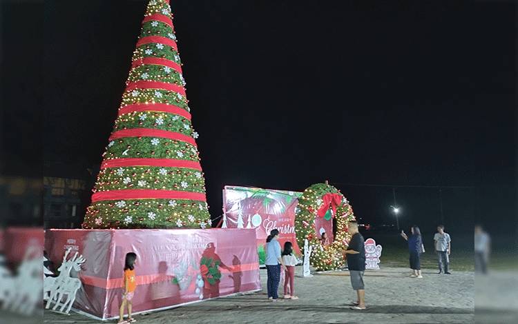 Photobooth dan Pohon Natal Tahun 2023 Jadi Spot Foto Baru di Palangka Raya
