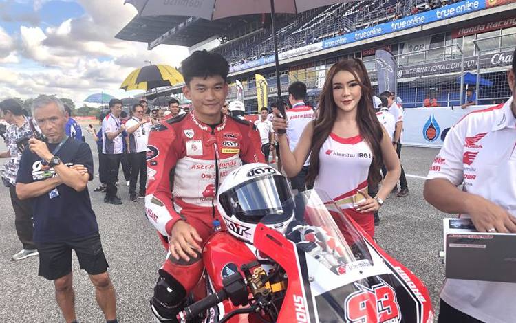 Pembalap Indonesia Fadillah Arbi Aditama berpose saat di starting grid pada race kedua seri terakhir Asia Road Racing Championship (ARRC) 2023 kelas Supersports 600 (SS600) di Sirkuit Internasional Chang, Buriram, Thailand, Minggu (3/12/2023). (ANTARA/Zaro Ezza Syachniar)