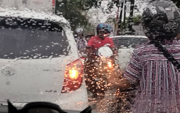 Hujan mengguyur Kota Palangka Raya pada Senin, 4 Desember 2023.(FOTO: TESTI PRISCILLA)