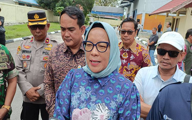 Pj Wali Kota Palangka Raya, Hera Nugrahayu saat diwawancarai awak media. (FOTO: HENDRI)