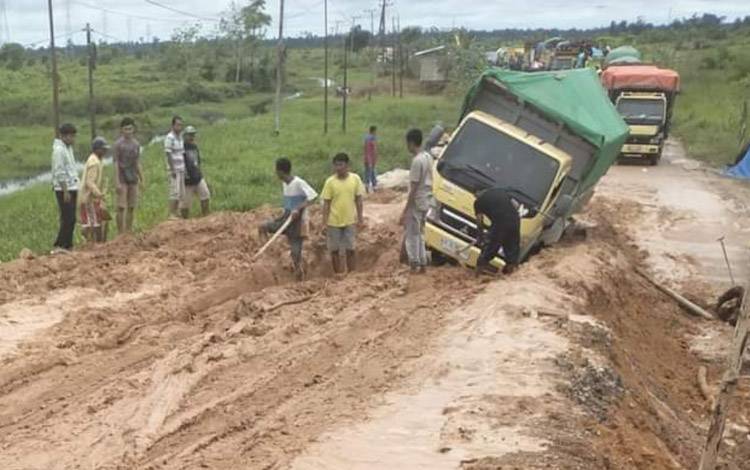 Titik Km 33 Jalan Pangkalan Bun - Kotawaringin Lama jadi Bubur dan Akibatkan Antrean Panjang Kendaraan